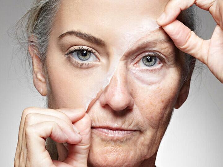 जैसे-जैसे उम्र बढ़ती है वैसे-वैसे इसके साइन भी चेहरे पर नजर आने लगते हैं. फाइन लाइंस और रिंकल्स आपको बूढ़ा दिखाते हैं. इसके लिए कुछ फेशियल ऑयल को आप अपने स्किन केयर का हिस्सा बनाएं,