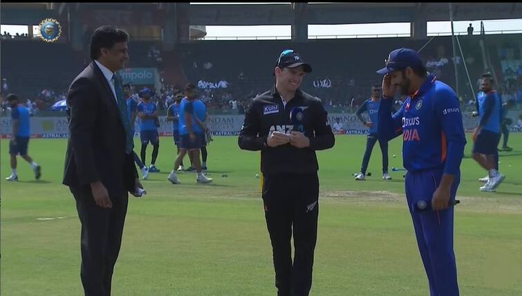 IND vs NZ, 2nd ODI: Rohit Sharma hilariously forgets his decision at toss, video went viral Rohit Sharma: আগে ব্যাটিং না বোলিং, টস জিতে নিজের সিদ্ধান্তই ভুলে গেলেন রোহিত