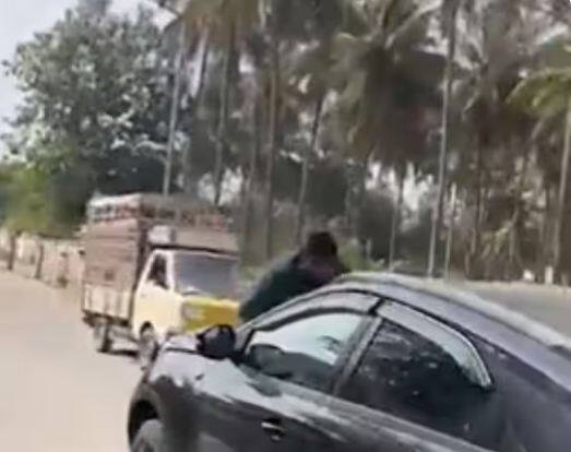 karnataka woman drags man on car bonnet for 1 km in bangalore road rage Bengaluru Road Rage Video: ਮਹਿਲਾ ਡਰਾਈਵਰ ਦੀ ਗੁੰਡਗਰਦੀ, 1 ਕਿਲੋਮੀਟਰ ਤੱਕ ਘੜੀਸਿਆ ਨੌਜਵਾਨ, ਵੇਖੋ ਵੀਡੀਓ