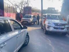 हिमाचल प्रदेश: PWD मंत्री विक्रमादित्य सिंह ने काफिला रुकवाकर की घायल की मदद, गाड़ी से पहुंचवाया अस्पताल