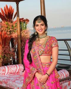 Radhika Merchant Mehendi Look: मुकेश अंबानी की बहू राधिका मर्चेंट ने मेहंदी लुक से लूटी लाइमलाइट, लोग बोले- 'किसी की नजर न लगे'