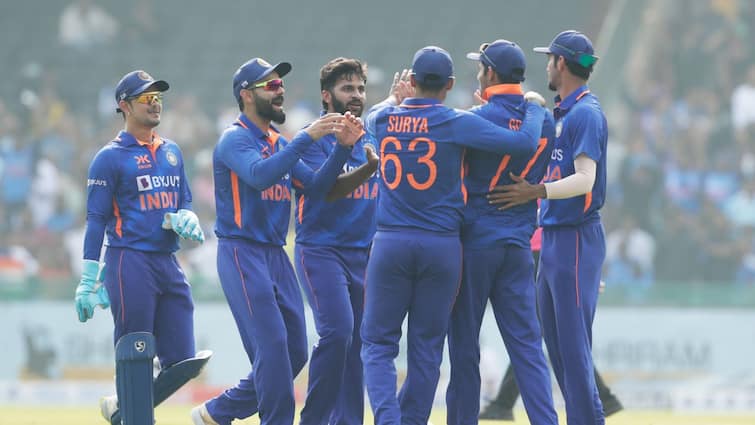 Team India vs New Zealand 2nd ODI at Raipur NZ Allout on 108 India need 109 runs to win the match and series IND vs NZ : भारताची भेदक गोलंदाजी, 108 धावांवर गुंडाळला न्यूझीलंडचा डाव, माफक लक्ष्य गाठण्यासाठी भारत सज्ज