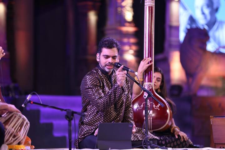 गायक राहुल देशपांडे यांच्या गायनानेही पुणेकर मंत्रमुग्ध झाले.