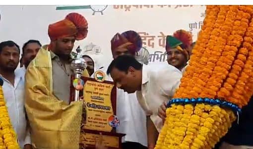 महाराष्ट्र केसरी शिवराज राक्षे आणि हिंदकेसरी अभिजित कटके यांचा पुणे राष्ट्रवादीच्या वतीने सत्कार करण्यात आला .