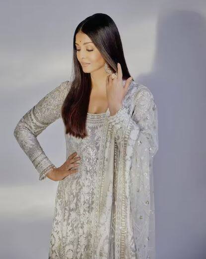 ਸਫ਼ੈਦ ਰੰਗ ਦਾ ਸੂਟ ਵੀ ਕਿਸੇ ਵੀ ਫੰਕਸ਼ਨ ਵਿੱਚ ਜਾਣ ਲਈ ਬਹੁਤ ਪਰਫੈਕਟ ਸਾਬਤ ਹੋ ਸਕਦਾ ਹੈ। ਵ੍ਹਾਈਟ ਕਲਰ ਦੇ ਇਸ ਸੂਟ 'ਚ ਐਸ਼ਵਰਿਆ ਰਾਏ ਕਾਫੀ ਕਿਊਟ ਲੱਗ ਰਹੀ ਹੈ। ਇਸ ਲੁੱਕ 'ਚ ਅਦਾਕਾਰਾ ਨੇ ਆਪਣੇ ਵਾਲ ਖੁੱਲ੍ਹੇ ਛੱਡੇ ਹਨ।