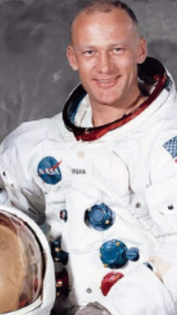 হাতে পেলেন চাঁদ