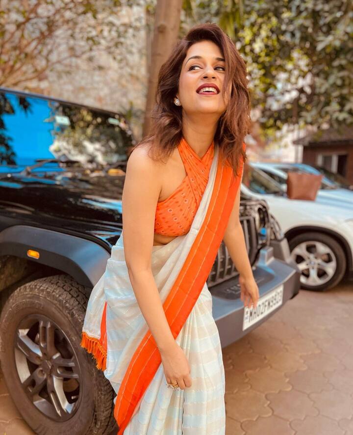 నాలుగు పదుల వయస్సులో కూడా అదిరే అందంతో కుర్రాళ్ల మతి పోగొట్టేస్తుంది.  Images Credit: Shraddha Das/Instagram