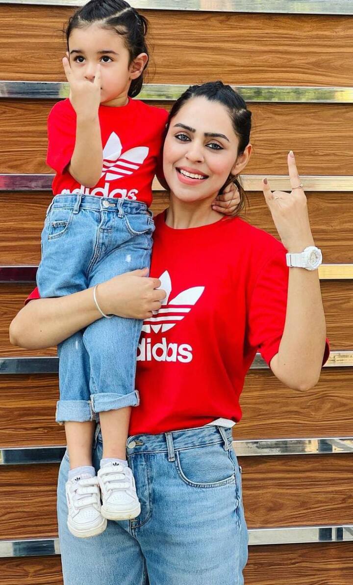 ਹੁਣ ਸਿੱਧੂ ਮੂਸੇਵਾਲਾ ਦੀ ਮਿਊਜ਼ਿਕ ਕੰਪਨੀ 5911 ਰਿਕਾਰਡਜ਼ ਨੇ ਜੈਨੀ ਦੀ ਇਸ ਗੱਲ ਦਾ ਮੂੰਹਤੋੜ ਜਵਾਬ ਦਿੱਤਾ ਹੈ। ਕੰਪਨੀ ਨੇ ਆਪਣੇ ਅਧਿਕਾਰਤ ਸੋਸ਼ਲ ਮੀਡੀਆ ਅਕਾਊਂਟ 'ਤੇ ਲਿਖਿਆ, ‘‘ਇਸ ਮਹਿਲਾ ਗਾਇਕਾ ਨੂੰ ਇਥੇ ਹੀ ਰੁੱਕ ਜਾਣਾ ਚਾਹੀਦਾ ਹੈ, ਜੋ ਆਪਣੇ ਨਵੇਂ ਇੰਟਰਵਿਊ ’ਚ ਝੂਠੇ ਤੱਥ ਤੇ ਕਹਾਣੀਆਂ ਬਣਾ ਕੇ ਸੁਣਾ ਰਹੀ ਹੈ। ਇਹ ਬਹੁਤ ਜ਼ਿਆਦਾ ਹੋ ਗਿਆ ਹੈ। ਕਿਸੇ ਨੇ ਵੀ ਤੁਹਾਡੇ ਕਰੀਅਰ ਨੂੰ ਖ਼ਤਰੇ ’ਚ ਪਾਉਣ ਦੀ ਕੋਸ਼ਿਸ਼ ਨਹੀਂ ਕੀਤੀ।’’