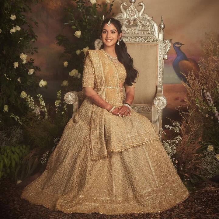 राधिका इस सेरेमनी में बेहद खुश नजर आ रही थीं. वहीं, फोटोग्राफर्स को एक से बढ़कर एक पोज भी दिए.
