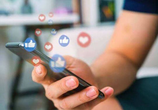 Social Media Influencers: ਕੇਂਦਰੀ ਖਪਤਕਾਰ ਸੁਰੱਖਿਆ ਅਥਾਰਟੀ (ਸੀਸੀਪੀਏ) ਨੇ ਪ੍ਰਭਾਵਕਾਂ ਲਈ ਨਵੇਂ ਨਿਯਮ ਲਾਗੂ ਕੀਤੇ ਹਨ। ਜੇਕਰ ਇਸ ਨਿਯਮ ਦੀ ਉਲੰਘਣਾ ਕੀਤੀ ਜਾਂਦੀ ਹੈ ਤਾਂ 50 ਹਜ਼ਾਰ ਰੁਪਏ ਤੱਕ ਦਾ ਜ਼ੁਰਮਾਨਾ ਭਰਨਾ ਪੈ ਸਕਦਾ ਹੈ। ਨਾਲ ਹੀ, ਕਿਸੇ ਵੀ ਬ੍ਰਾਂਡ ਦਾ ਪ੍ਰਚਾਰ ਕਰਨ 'ਤੇ 6 ਮਹੀਨਿਆਂ ਲਈ ਰੋਕ ਲਗਾਈ ਜਾ ਸਕਦੀ ਹੈ। ਇਹ ਨਵਾਂ ਨਿਯਮ ਸ਼ੁੱਕਰਵਾਰ ਨੂੰ ਹੀ ਲਾਗੂ ਹੋ ਗਿਆ ਹੈ।