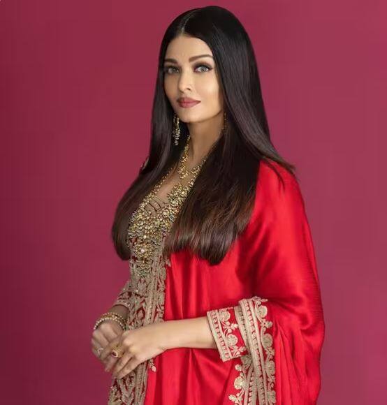 ਜੇਕਰ ਤੁਹਾਡਾ ਹੁਣ ਵਿਆਹ ਹੋ ਗਿਆ ਹੈ ਤਾਂ ਤੁਸੀਂ ਰੈੱਡ ਕਲਰ ਦੇ ਸੂਟ ਵਿੱਚ ਬਹੁਤ ਵਧੀਆ ਦਿਖੋਗੇ। ਅਦਾਕਾਰਾ ਦਾ ਇਹ ਲੁੱਕ ਕਾਫੀ ਕਿਊਟ ਲੱਗ ਰਿਹਾ ਹੈ।