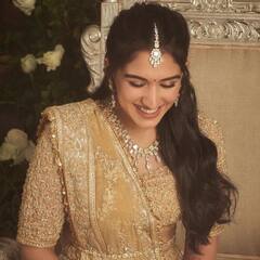 Anant Radhika Engagement: इंगेजमेंट सेरेमनी में किसी परी से कम नहीं लग रही थीं राधिका मर्चेंट, गोल्डन लहंगे में लुक्स वायरल