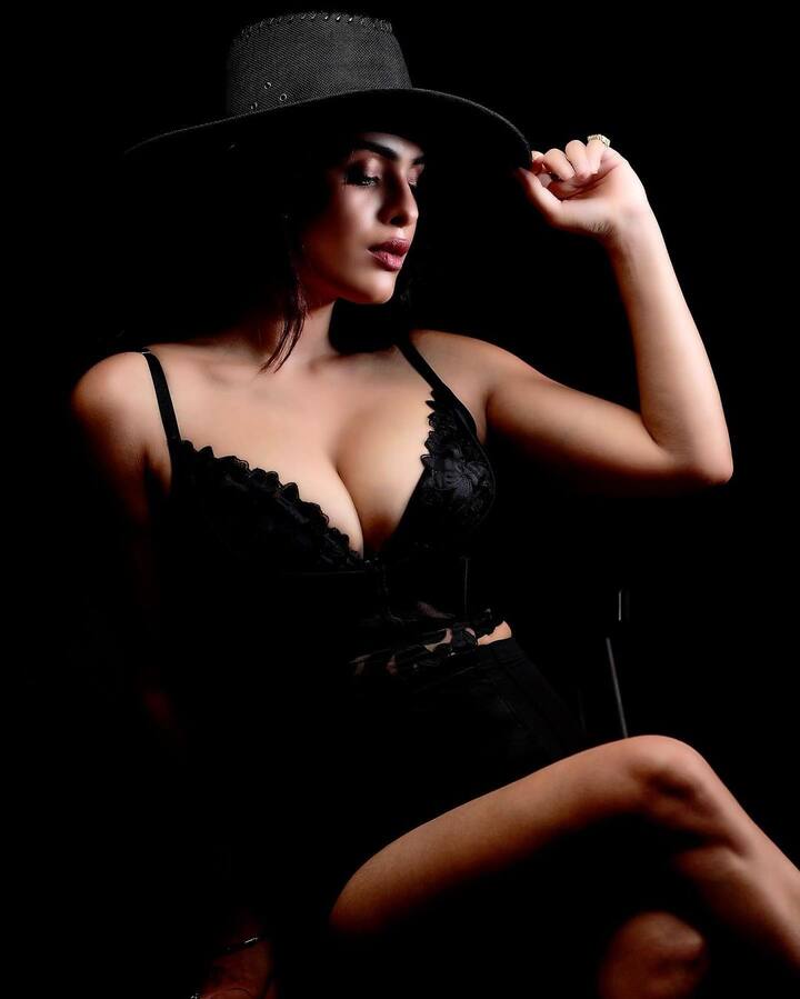 इन तस्वीरों में भोजपुरी इंडस्ट्री की क्वीन बन चुकी नेहा मलिक डीपनेक ब्लैक ब्रालेट में अपना हॉट अवतार दिखा रही है.