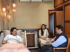 उपमुख्यमंत्र्यांनी घेतली धनंजय मुंडे यांची भेट; प्रकृतीची विचारपूस करण्यासाठी सदिच्छा भेट