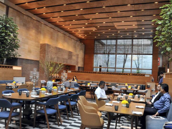 Delhi: खुले या छत पर खाना परोसने के लिए लाइसेंस लेना हुआ आसान, होटल मालिकों को करना होगा ये काम Delhi Municipal Corporation Will Issue License Online To Restaurants To Serve Food In Open Spaces Delhi: खुले या छत पर खाना परोसने के लिए लाइसेंस लेना हुआ आसान, होटल मालिकों को करना होगा ये काम