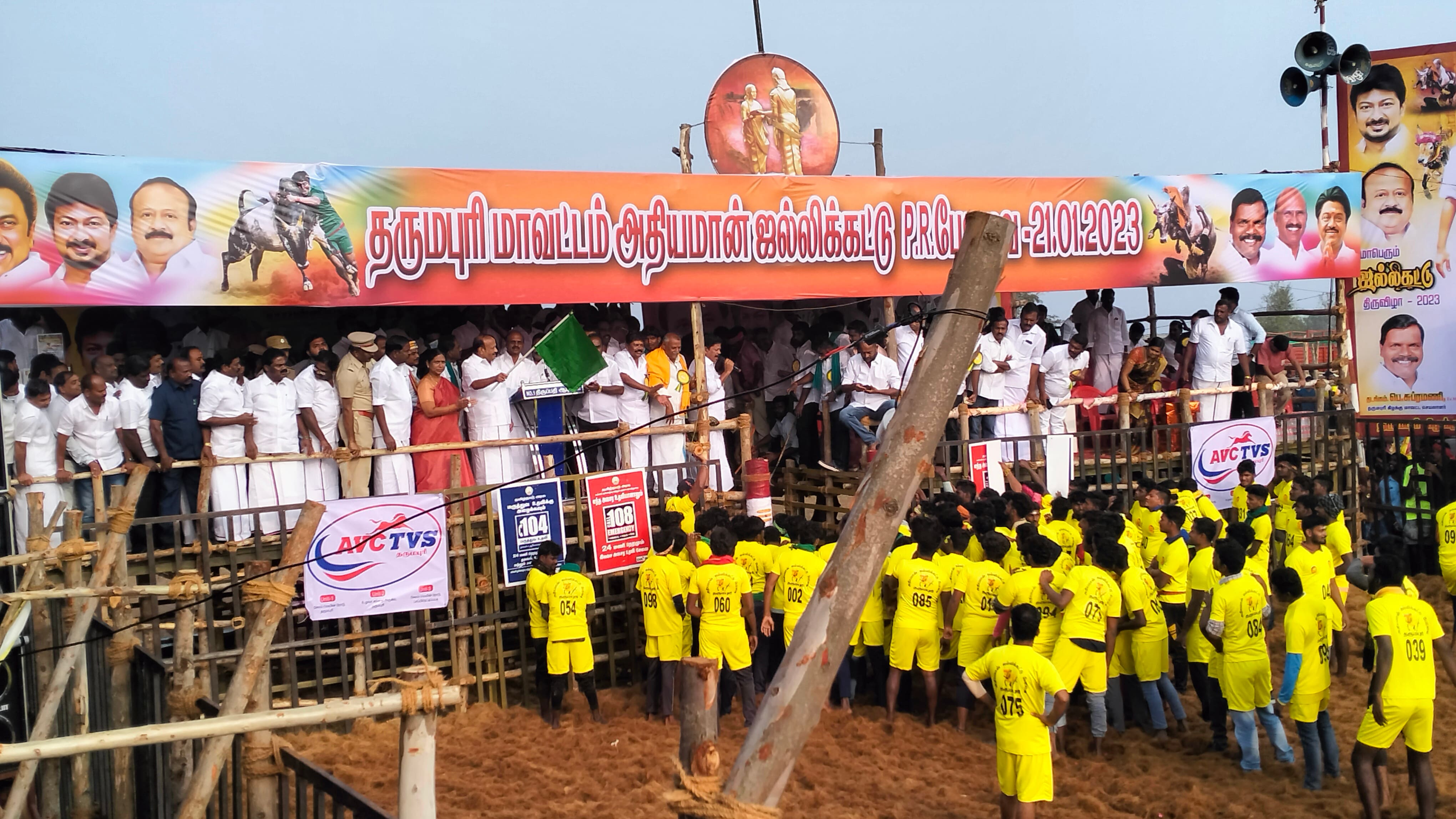 தருமபுரியில் 3ஆம் ஆண்டு ஜல்லிக்கட்டு போட்டி - சீறிப்பாய்ந்த காளைகளை பிடித்த வீரர்கள்