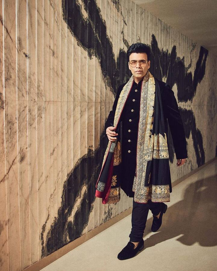 लेटेस्ट फोटो में करण जौहर ने ब्लैक कलर की शेरवानी डाली हुई हैं. इसके साथ मैचिंग के फूटवियर भी कैरी किए हुए हैं. इन तस्वीरों में करण काफी हैंडसम नजर आ रहे हैं.