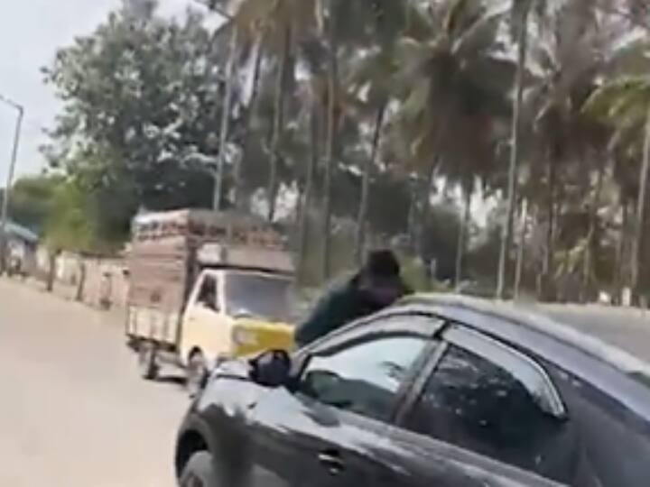 karnataka Woman drags man on car bonnet for 1 km in Bangalore Road Rage Bengaluru Road Rage Video: टक्कर के बाद महिला चालक ने युवक को बोनट पर 1 किमी तक घसीटा, 5 लोग गिरफ्तार