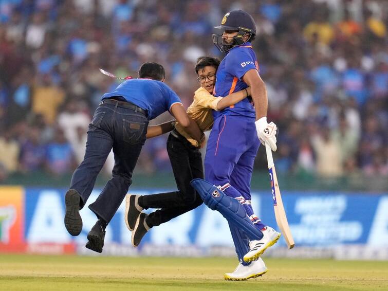 india vs newzealand 2nd odi highlights young fan invades pitch hug rohit sharma in 2nd odi nearly falls video Watch video: மைதானத்திற்குள் புகுந்து ரோகித்சர்மாவை கட்டிப்பிடித்த சிறுவன் - அட்வைஸ் செய்து அனுப்பிய ஹிட்மேன்