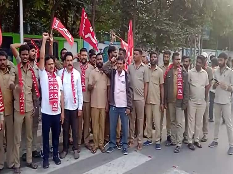 Karimnagar RTC Bus stand drivers protest for salaries Palle velugu rent buses stopped DNN Karimnagar News : కరీంనగర్ ఆర్టీసీ బస్టాండ్ లో సమ్మె సైరన్, ఎక్కడికక్కడే నిలిచిపోయిన బస్సులు