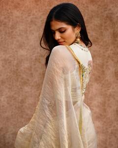 Malavika Mohanan: నిండైన చీరలో మాళవిక మోహనన్ అందమైన ఫోటోలు