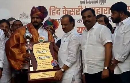 अजित पवारांनी या दोघांचं कौतुक केलं.