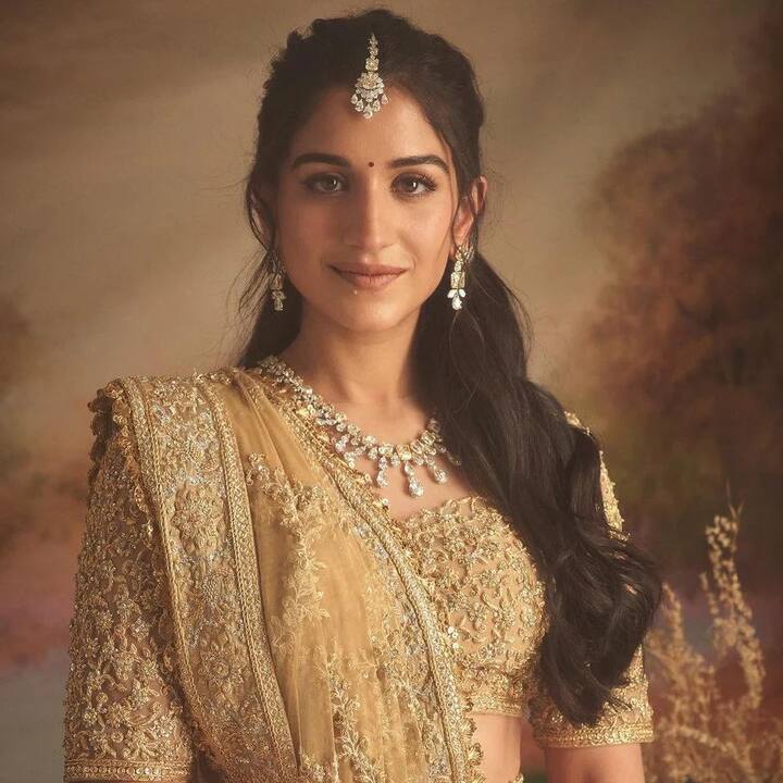 इंगेजमेंट सेरेमनी में राधिका ने गोल्डन कलर का लहंगा पहना. कपल बेहद खूबसूरत लग रहा था. राधिका की तस्वीरें सोशल मीडिया पर छाई हुई हैं.