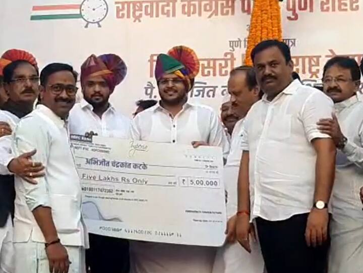 हिंदकेसरी अभिजित कटके यांना 5 लाख रुपयांचं रोख बक्षीस देण्यात आलं.