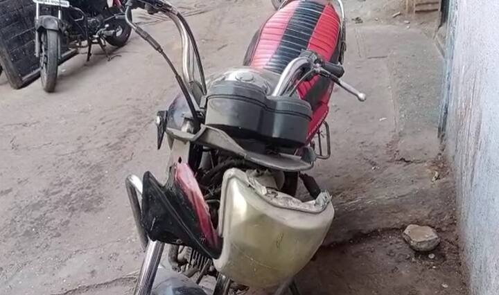इतकच नाही तर दुचाकीची तोडफोड देखील केली.