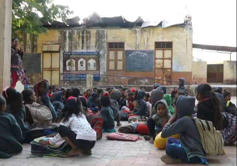 There is no room for the children to sit in the primary school of Tundav village Danta: ગુજરાત મોડેલની વરસી વાસ્તવિકતા, 102 વિદ્યાર્થીઓને બેસવા ઓરડા જ નથી, ખુલ્લામાં અભ્યાસ કરવા મજબૂર માસુમ બાળકો