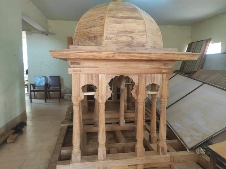 करवीर निवासिनी श्री अंबाबाईच्या नगर प्रदक्षिणेसाठी घडवण्यात येणाऱ्या रथाचे काम अंतिम टप्प्यात आहे.