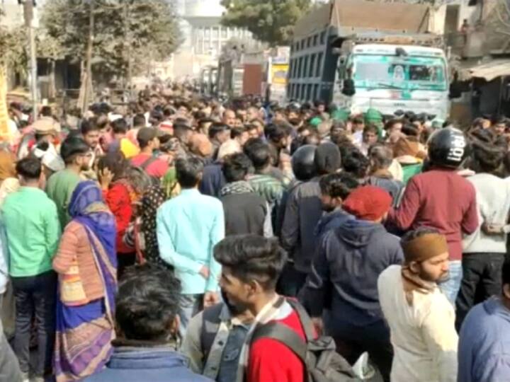Aligarh news Dead body kept in the mortuary in unclaimed condition after the laborer death ANN Aligarh News: मजदूरी करने गए युवक की मौत, परिजनों ने शव सड़क पर रख किया हंगामा
