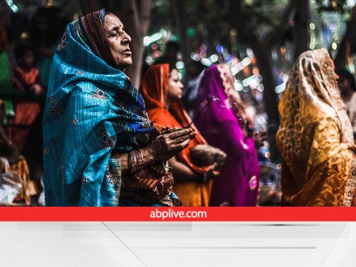 मौनी अमावस्या के दिन पूर्वजों की आत्मा की शांति के लिए सूर्य को अर्घ्य देना चाहिए. सूर्यदेव को जल चढ़ाते समय इसमें लाल फूल और काले तिल जरूर मिलाना चाहिए.