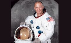 Buzz Aldrin: চন্দ্রপৃষ্ঠে পা রাখা দ্বিতীয় মানুষ, ৯৩ বছরে পৌঁছে হাতে ‘চাঁদ’ পেলেন অলড্রিন