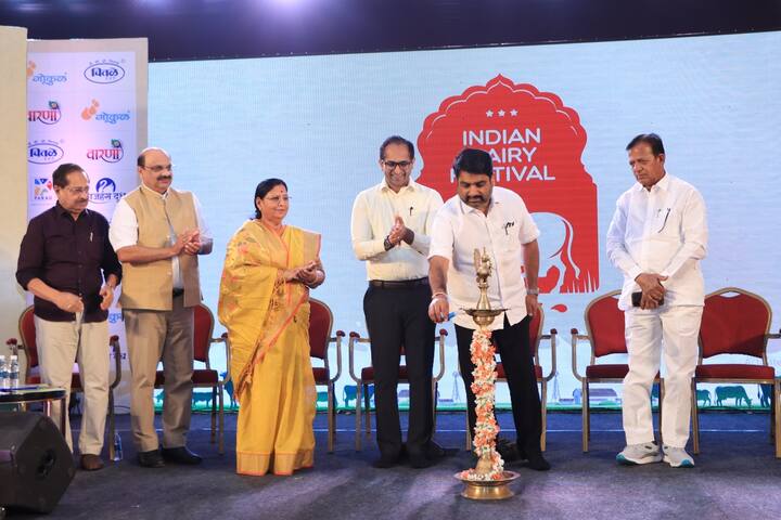 दूध व्यवसायाच्या वाढीसाठी सर्वांच्या एकत्रित प्रयत्नांची गरज आहे. जनावरांची योग्य गणना आपल्याकडे असणे आवश्यक असल्याचेही त्यांनी नमूद केले.