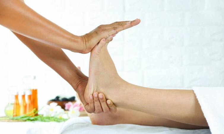 Along with making the skin glow, rubbing ghee on the bottom of the feet has amazing benefits. Beauty Hacks: સ્કિન ગ્લો કરવાની સાથે પગના તળિયે ઘી ઘસવાના છે આ અદભૂત ફાયદા