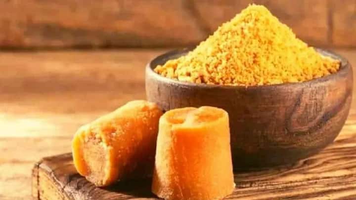 या संदर्भात वरिष्ठ पोषणतज्ञ आणि मधुमेह शिक्षक, शिखा वालिया म्हणतात, “होय, गूळ वापरल्याने साखरेची पातळी वाढू शकते. त्याच्या उच्च ग्लायसेमिक निर्देशांकामुळे, मधुमेह असलेल्या लोकांसाठी गूळ एक व्यवहार्य पर्याय असू शकत नाही.
