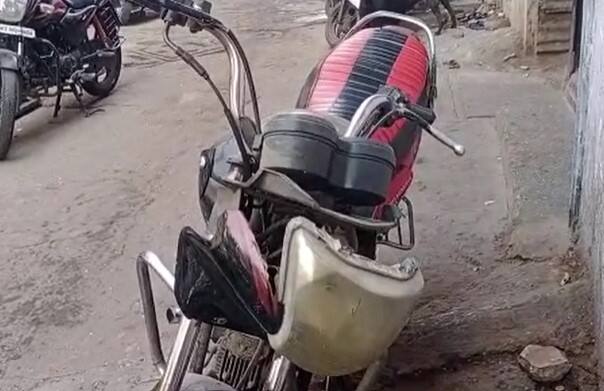 कोयते तलवारीचा वापर करत गाड्यांची तोडफोड केली.