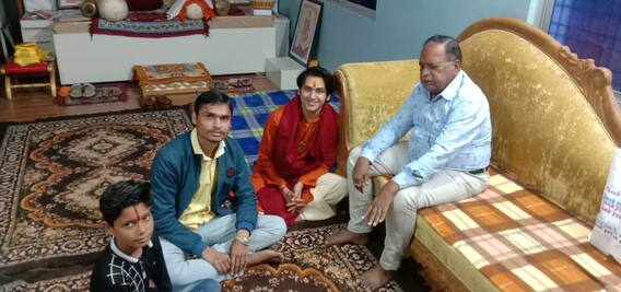 Bageshwar Dham: बागेश्वर धाम के पंडित धीरेंद्र शास्त्री की परिवार के साथ अनदेखी तस्वीरें, यहां रहकर हुई थी उनकी स्कूलिंग Bageshwar Dham: बागेश्वर धाम के पंडित धीरेंद्र शास्त्री की परिवार के साथ अनदेखी तस्वीरें, यहां रहकर हुई थी उनकी स्कूलिंग