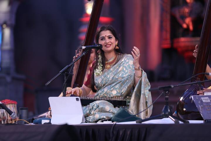 पुणेकरांनी मला नेहमीच प्रेम दिले आहे. आज पुन्हा पुणेकर रसिकांसमोर गाण्याची मिळत असलेली संधी माझ्यासाठी महत्त्वाची गोष्ट आहे, असं त्या म्हणाल्या.