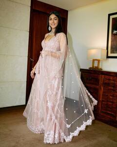 Mrunal Thakur : மினுமினு உடையில் ஜொலிக்கும் நடிகை மிருணாள் தாக்கூரின் லேட்டஸ்ட் க்ளிக்ஸ் !