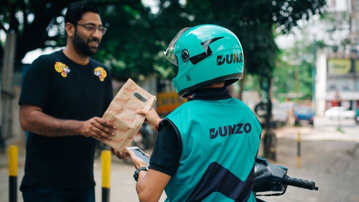 Dunzo: डंजों एक डिलीवरी प्लेटफार्म है जिसे गूगल का सपोर्ट प्रदान है. डंजों ने भी करीब 3% कर्मचारियों को नौकरी से निकाल दिया है. कंपनी ने अपने खर्च को कम करने के लिए ये कदम उठाया है. इस कंपनी के बारे में कहा जाता है कि ये 1 घंटे से भी कम समय में आपका आर्डर डिलीवर कर देती है.