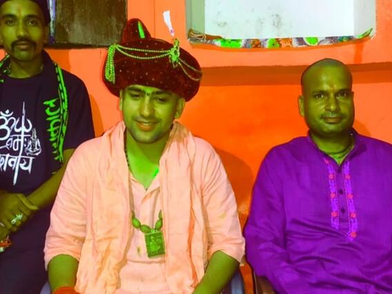 Bageshwar Dham: बागेश्वर धाम के पंडित धीरेंद्र शास्त्री की परिवार के साथ अनदेखी तस्वीरें, यहां रहकर हुई थी उनकी स्कूलिंग Bageshwar Dham: बागेश्वर धाम के पंडित धीरेंद्र शास्त्री की परिवार के साथ अनदेखी तस्वीरें, यहां रहकर हुई थी उनकी स्कूलिंग