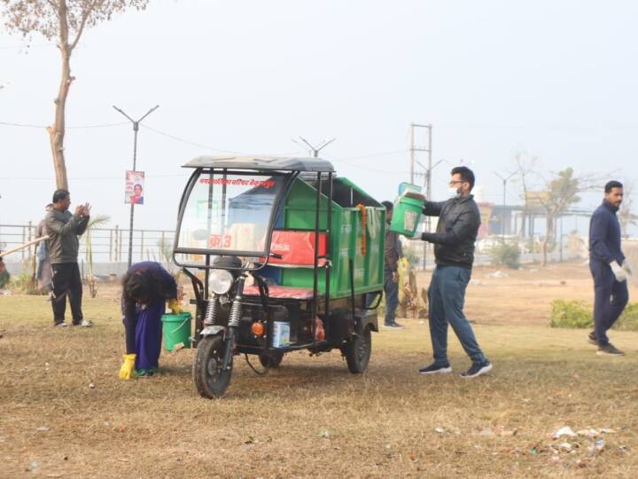 झुमका जल महोत्सव के बाद फैली गंदगी की सफाई कलेक्टर ने पत्नी के साथ मिलकर की. उन्होंने एक-एक कचरे को उठाकर डस्टबिन में डाला.