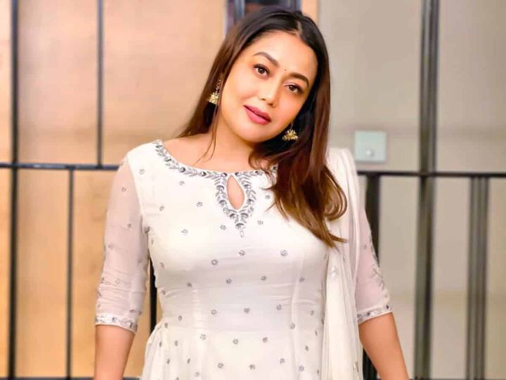 नेहा कक्कड़ बॉलीवुड की सबसे हिट और टॉप सिंगर हैं. सिंगल से लेकर रीमिक्स में नेहा कक्कड़ की टक्कर पर कोई नहीं है. 18 साल की उम्र में नेहा इंडियन आइडल के दूसरे सीज़न में रिजेक्ट हो गई थीं. लेकिन आज नेहा इसी शो की जज बनकर कुर्सी पर बैठी नजर आती हैं.