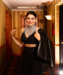 Neeru Bajwa Photos: तीन बच्चों की मां होकर भी खूबसूरती में यंग हसीनाओं को टक्कर देती हैं नीरू बाजवा, तस्वीरें देख हार बैठेंगे दिल