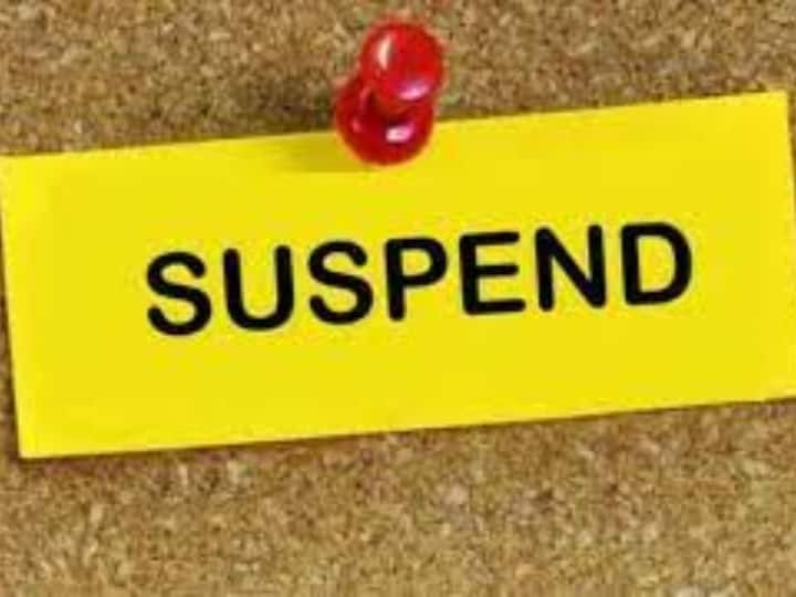 beed news update three officials have been suspended for mutual withdrawal of money from farmers accounts In Beed  Beed: शेतकऱ्यांच्या खात्यावरून परस्पर पैसे हडपले, बीडच्या तीन अधिकाऱ्यांवर निलंबनाची कारवाई  