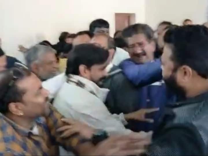 Rajasthan News Workers clashed in Congress meeting in Kota made this allegation on Cabinet Minister Shanti Dhariwal ANN Rajasthan Congress Crisis: कांग्रेस की बैठक में भिड़े कार्यकर्ता,कैबिनेट शांति धारीवाल पर लगाया ये आरोप