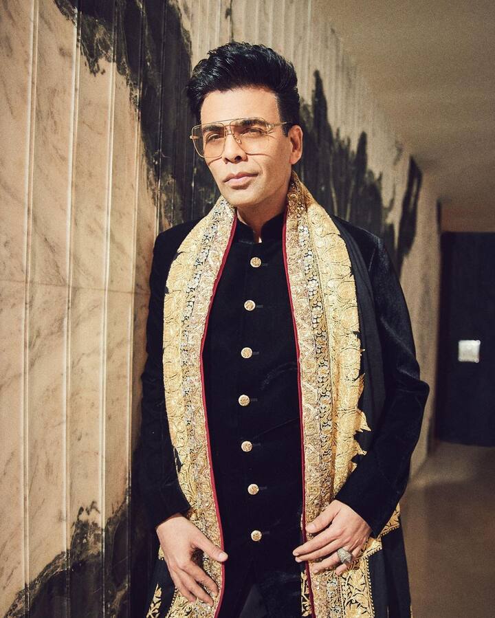 अगर आप भी अपने किसी दोस्त की शादी में जा रहे हैं और कपड़े डिसाइड नही कर पा रहे हैं तो करण जौहर के इन लुक्स को रिक्रिएट कर सकते हैं. इस तरह की शेरवानी को पहनकर जाएंगे तो हर किसी की नजर आप पर ठहर जाएगी.