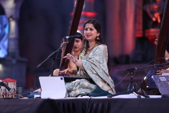 गायिका कौशिकी चक्रबर्ती यांनी राग मधुवंतीने आपल्या गायनाला सुरुवात केली. त्यांनी 'श्याम भये घनश्याम नही आहे मोरे द्वारे...' ही विलंबित तीन तालातील रचना प्रस्तूत केली.